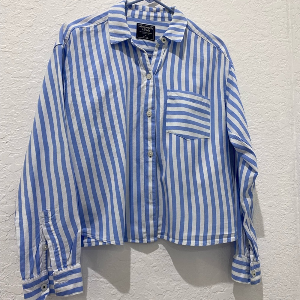 💰PRICE ⬇️
 • ABERCROMBIE & FITCH - Blue Stripped Long Sleeve Shirt -  size M